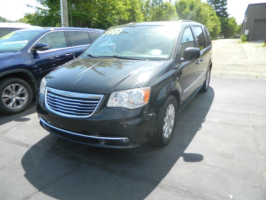 2014 Chrysler Town & Country Touring's photo